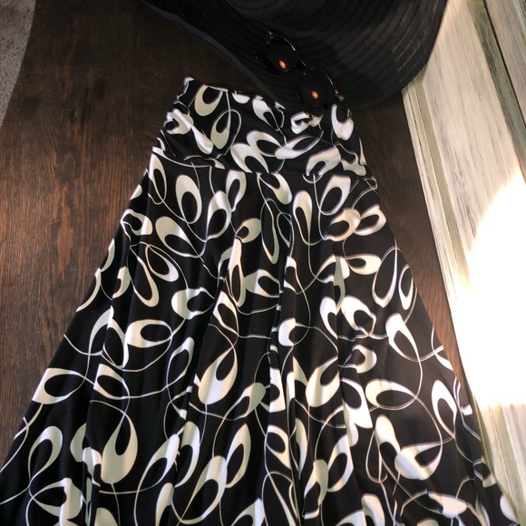 Adorable lite weight flowing knee length skirt - Picture 2 of 3